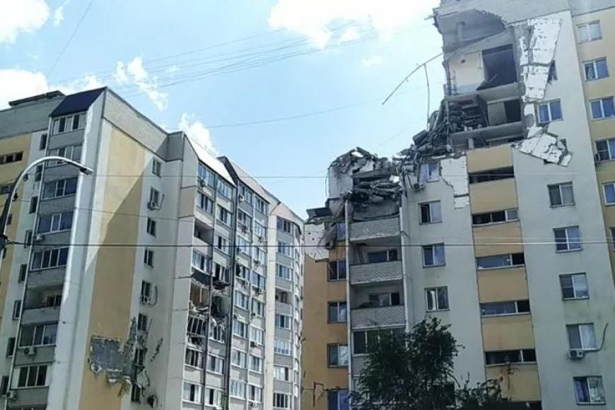 Из-за взрыва газа. В многоэтажке Саратова обрушился подъезд